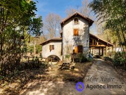 salon-avec-meule-et-vue-salle-des-meules