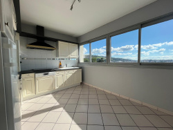 vivaraize-portail-rouge-sejour-balcon