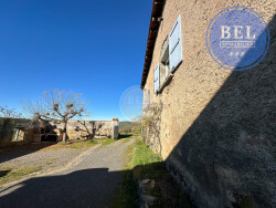 cour-avec-barbecue-et-four-a-pizza