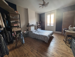 chambon-feugerolles-chambre-parquet