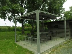 soue-a-cochon-et-passage-voiture