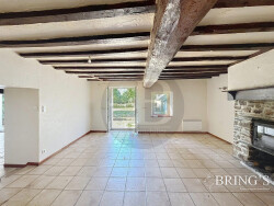 maison-vue-du-fond-du-jardin