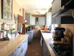 espace-repas-attenant-a-la-cuisine