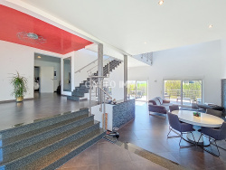 vue-vers-la-piece-de-vie-depuis-l-entree