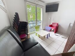 -------vue-sur-petite-place-verdoyante