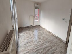 vue-de-la-cuisine-meublee-et-equipee