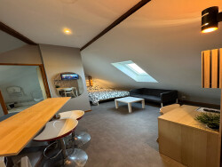 bar-cuisine-avec-2-chaises-hautes