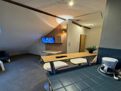 bar-cuisine-avec-2-chaises-hautes