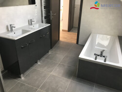 salle-de-bains-baignoire--et-douche