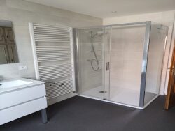 salle-de-douche-avec-rangts-