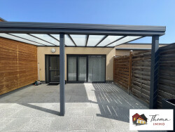 terrasse-avec-cabanon-et-bacs-a-fleurs