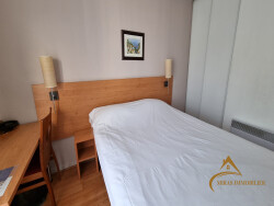 chambre-avec-commode-et-televiseur