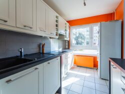 salon-ouvert-sur-balcon