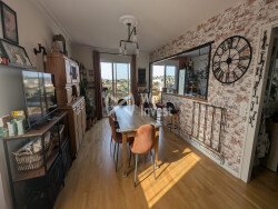 salle-a-manger-avec-vue-sur-bibliotheque