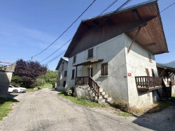 batisse-a-gauche-dependance-a-droite