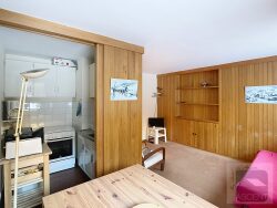 vue-du-salon-vers-l-entree