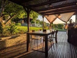 vue-de-la-terrasse-et-du-jardin
