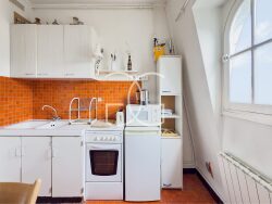 cuisine-avec-acces-a-la-salle-de-bains