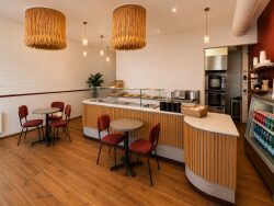 salle-de-restaurant-avec-comptoir