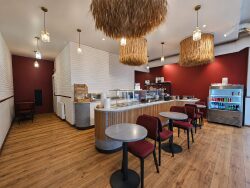 salle-de-restaurant-avec-comptoir