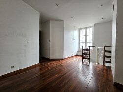 etage-piece-sur-rue