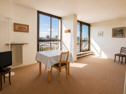 espace-salon-devant-balcon