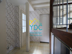 piece-de-vie-donnant-sur-baie-vitree-