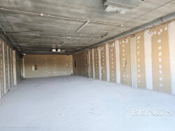 local-commercial-pourrieres-vitrine