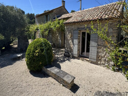 escalier-en-pierre-d-acces-a-la-piscine-
