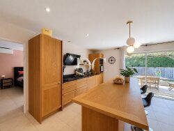 salon-avec-baie-vitree-