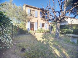 entree-a-gauche-et-garage-a-droite