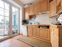 jardinet-vue-sur-garage-et-remise-