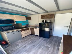 salon-ouvert-sur-cuisine-et-terrasse