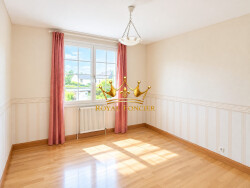 salle-de-bains-avec-douche-recente-
