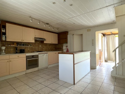 une-salle-d-eau-et-un-wc-separe