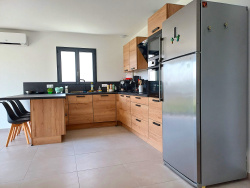 un-coin-repas-donnant-sur