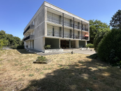 un-vaste-hall-d-entree-entretenu-