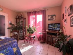 un-couloir-de-5-m2-dessert-un-wc-separe-