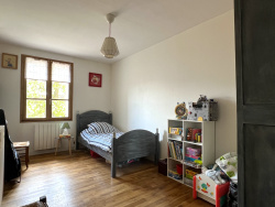 un-dressing-et-une-salle-d-eau-avec-wc