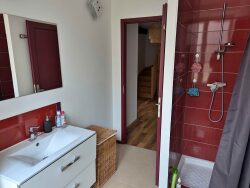 grande-dortoir-avec-charpente-apparente