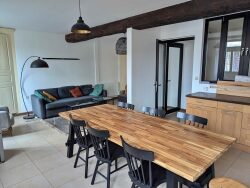 partie-salon-avec-poele-a-bois