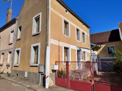 cour-maison-en-pierre-sud-yonne