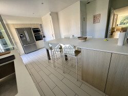 cuisine-equipee-20-m2-acces-terrasse-est