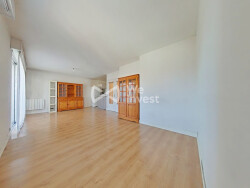 vue-du-sejour-avec-cuisine-et-couloir